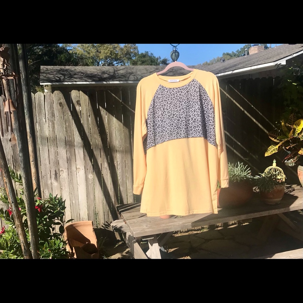 ❄️Cute MISSLOOK Women’s Long Sleeve Top with Side Slits, Leopard Print Accents!